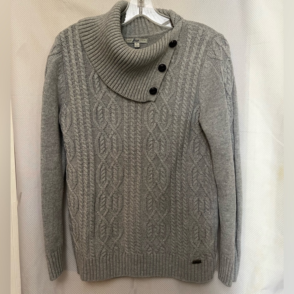 BASS Gray Cable Knit Sweater with Button Collar
Great condition Small FC